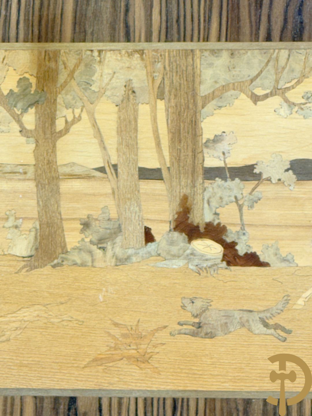 Gemarketteerde jachtscène met honden en paarden in houtsnijwerk