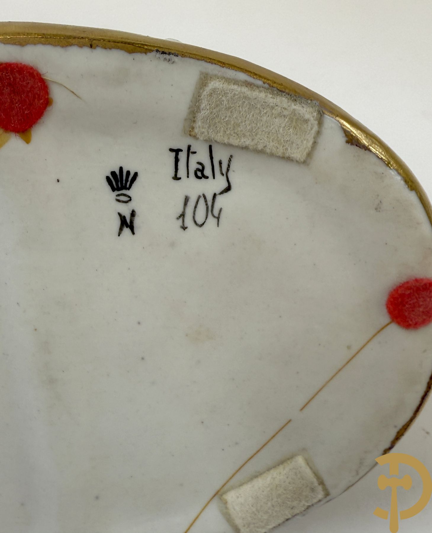 Twee grote Italiaanse groepen in 
gekleurde biscuit : jongens plukken appels - onderonsje aan tafel + 4 groepen in gekleurde Italiaanse biscuit