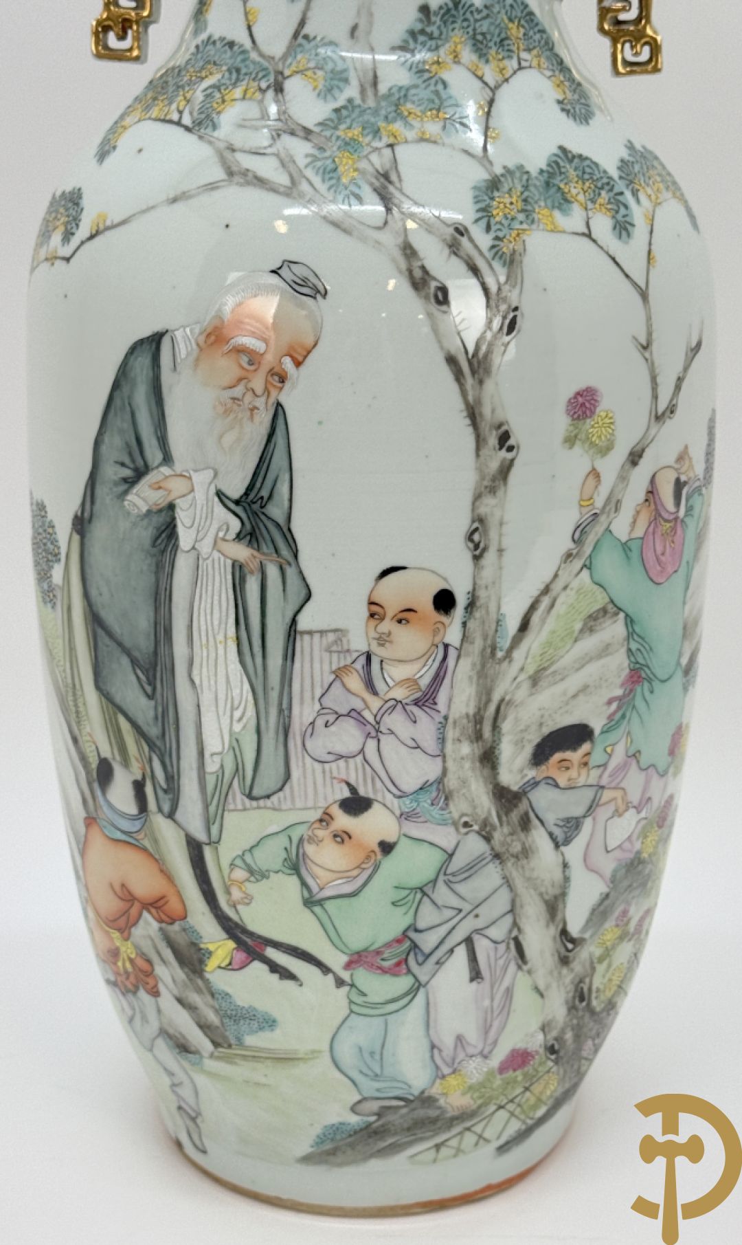 Chinese porseleinen vaas met decor van wijsgeer omgeven door kinderen