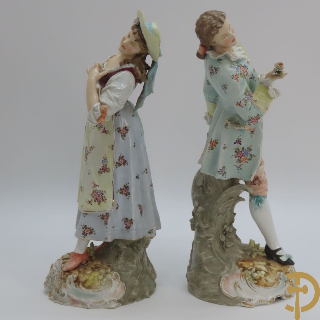 Paar meerkleurige porseleinen beelden van romantisch koppel , onderaan gemerkt