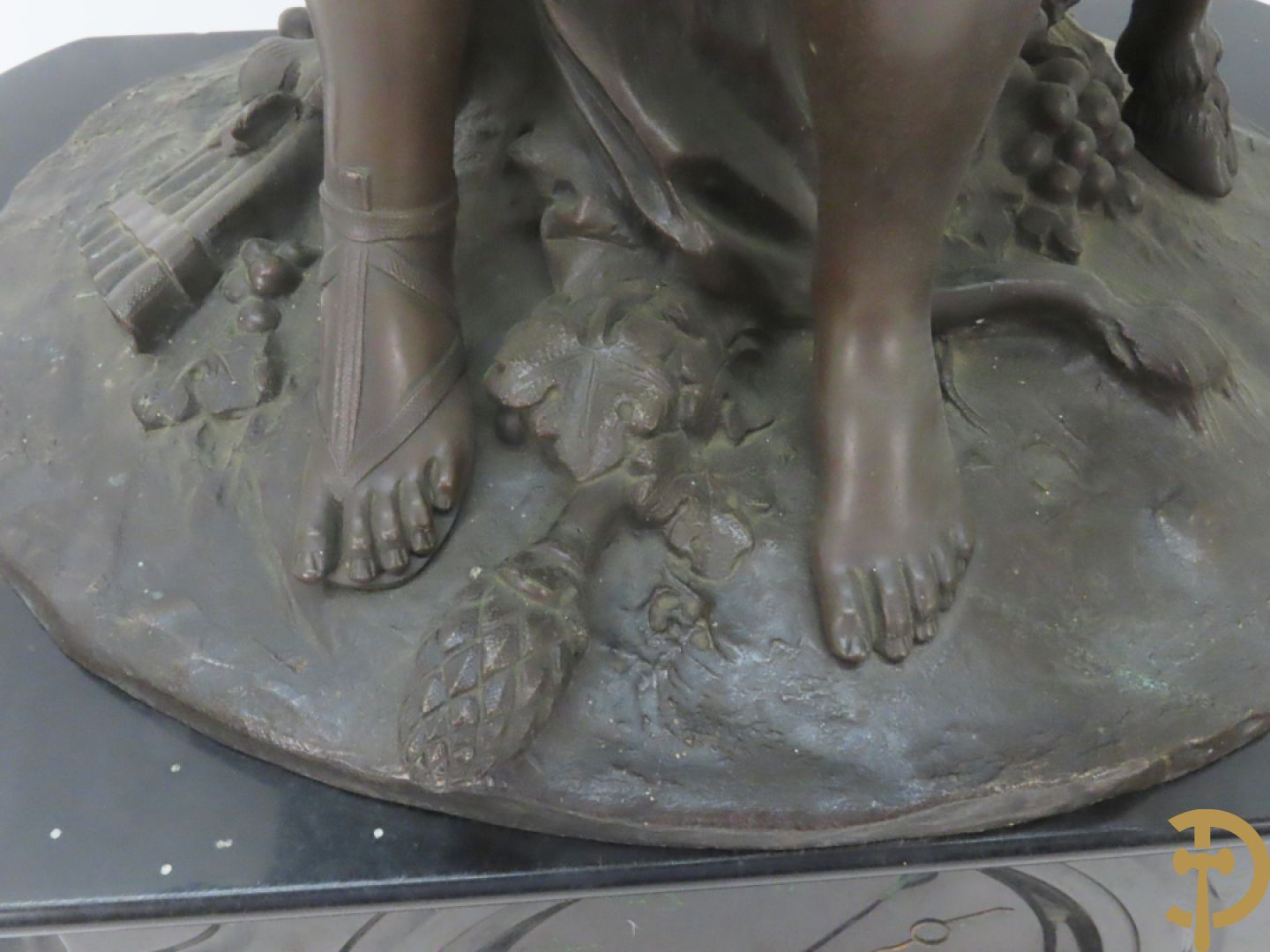 CLODION getekend - Paar elegante bronzen dames met tambour en fruit, geflankeerde door jonge faune, op marmeren klokstel - opgebouwd als garnituur met 2 kandelaars met bronzen kindjes dragende een toorts met bloemen en kaarsen