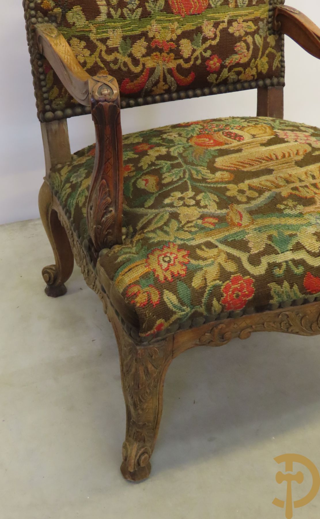 Armzetel bekleed met verdure van loofrijke omgeving en vogels en met gesculpteerde Louis XV poten + armzetel met handgeweven tapisserie met amfoor en personages in landschap (Lichte beschadiging aan bekleding)