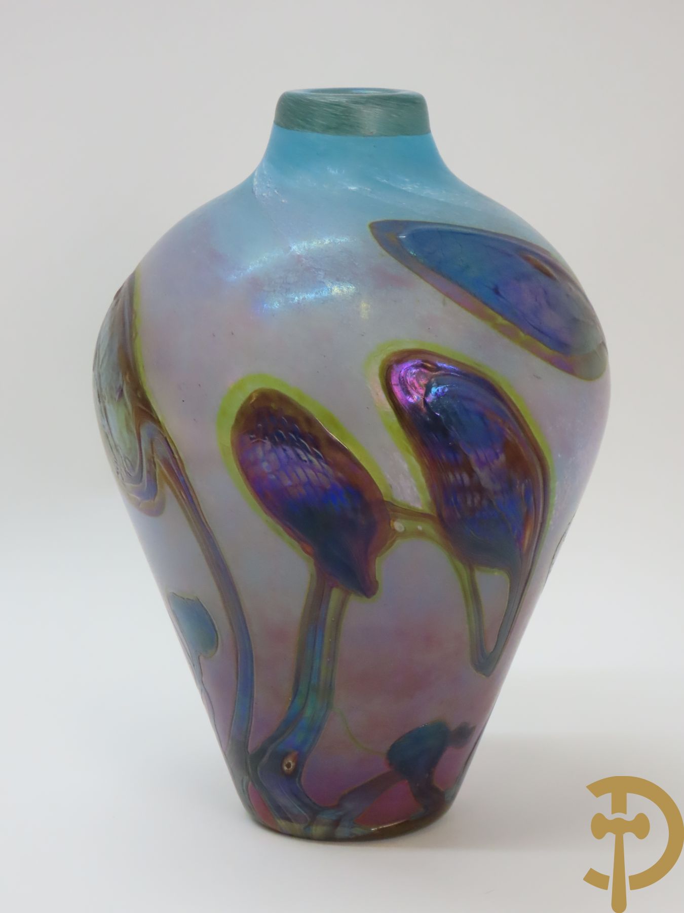 Vaas in glaspasta met kleurrijke motieven, Voumani getekend