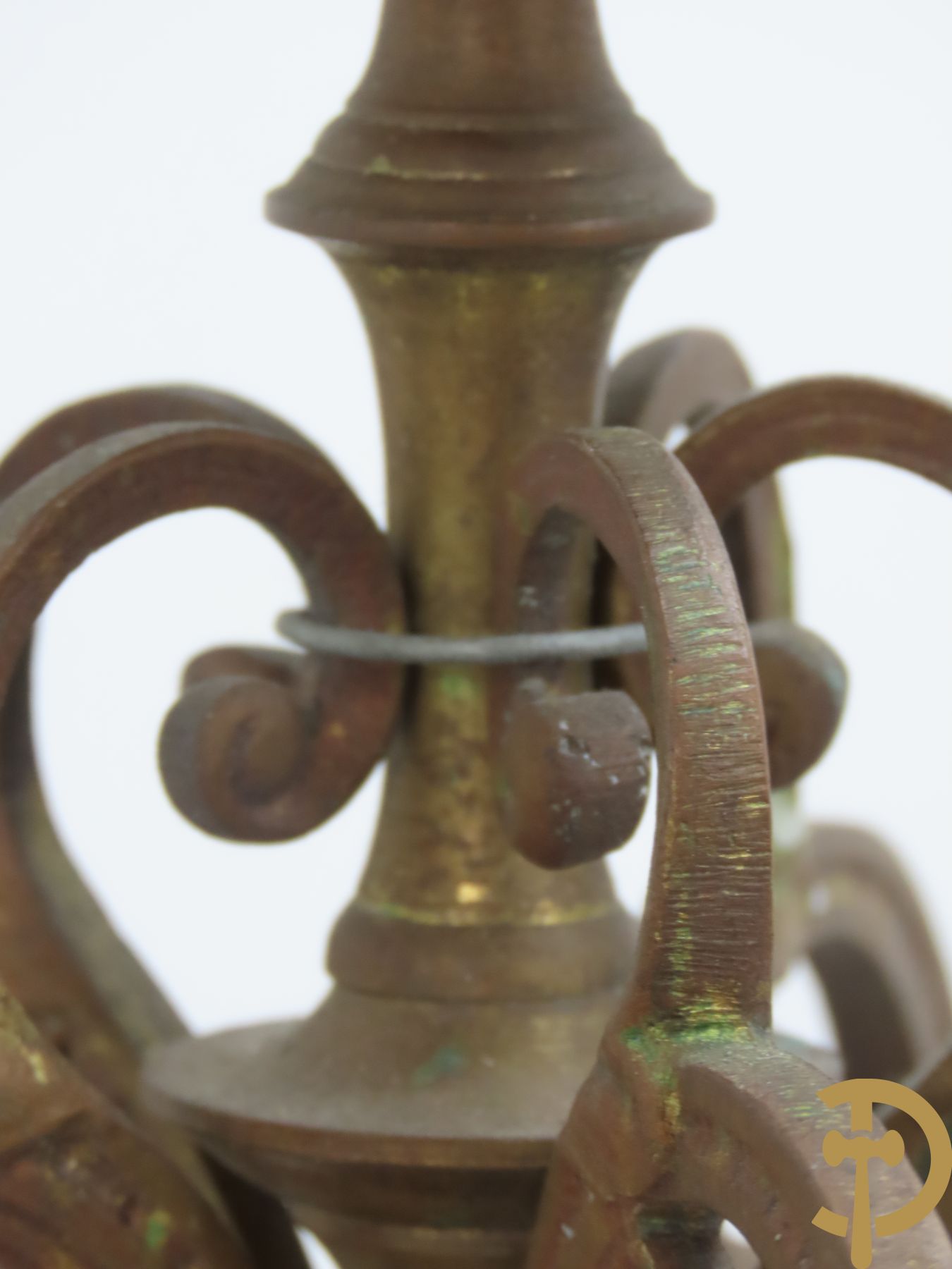 Paar bronzen zesarmige kandelaars met accanthusranken