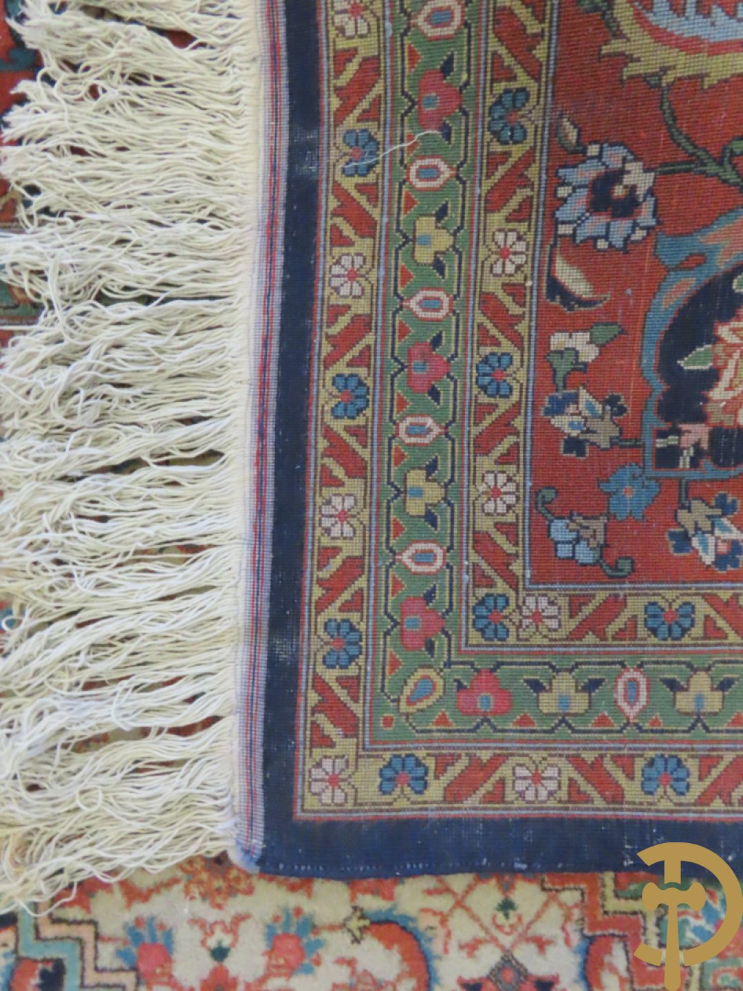 Oosters handgeknoopt tapijt met centraal decor op blauwe fond met bloemenmotieven