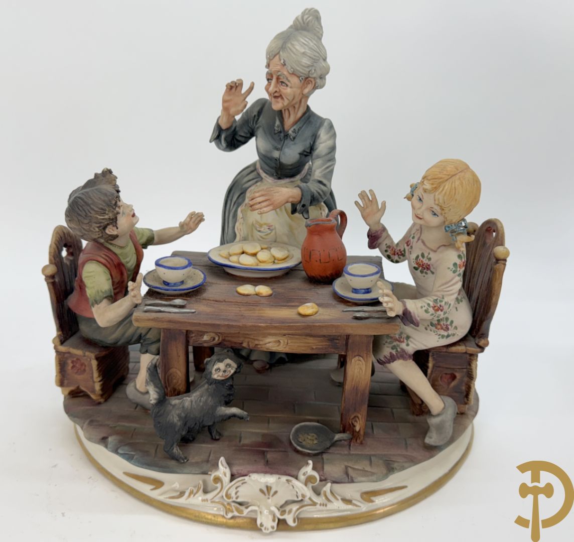 Zes porseleinen groepen Capo di Monte : Paarden met koets, oude man op bank, dame met kinderen, cupido