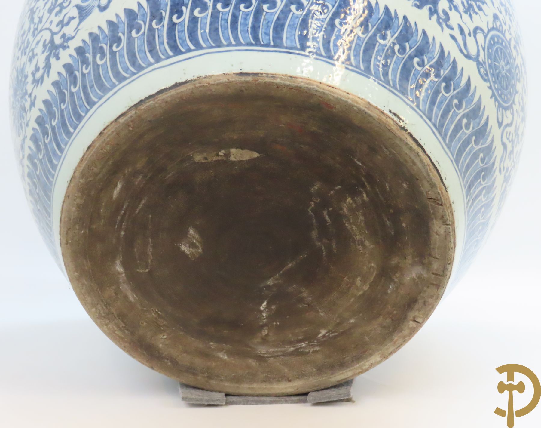 Chinese porseleinen blauw - witte viskom of grote cachepot met lotusslingers, Qian Long 19e