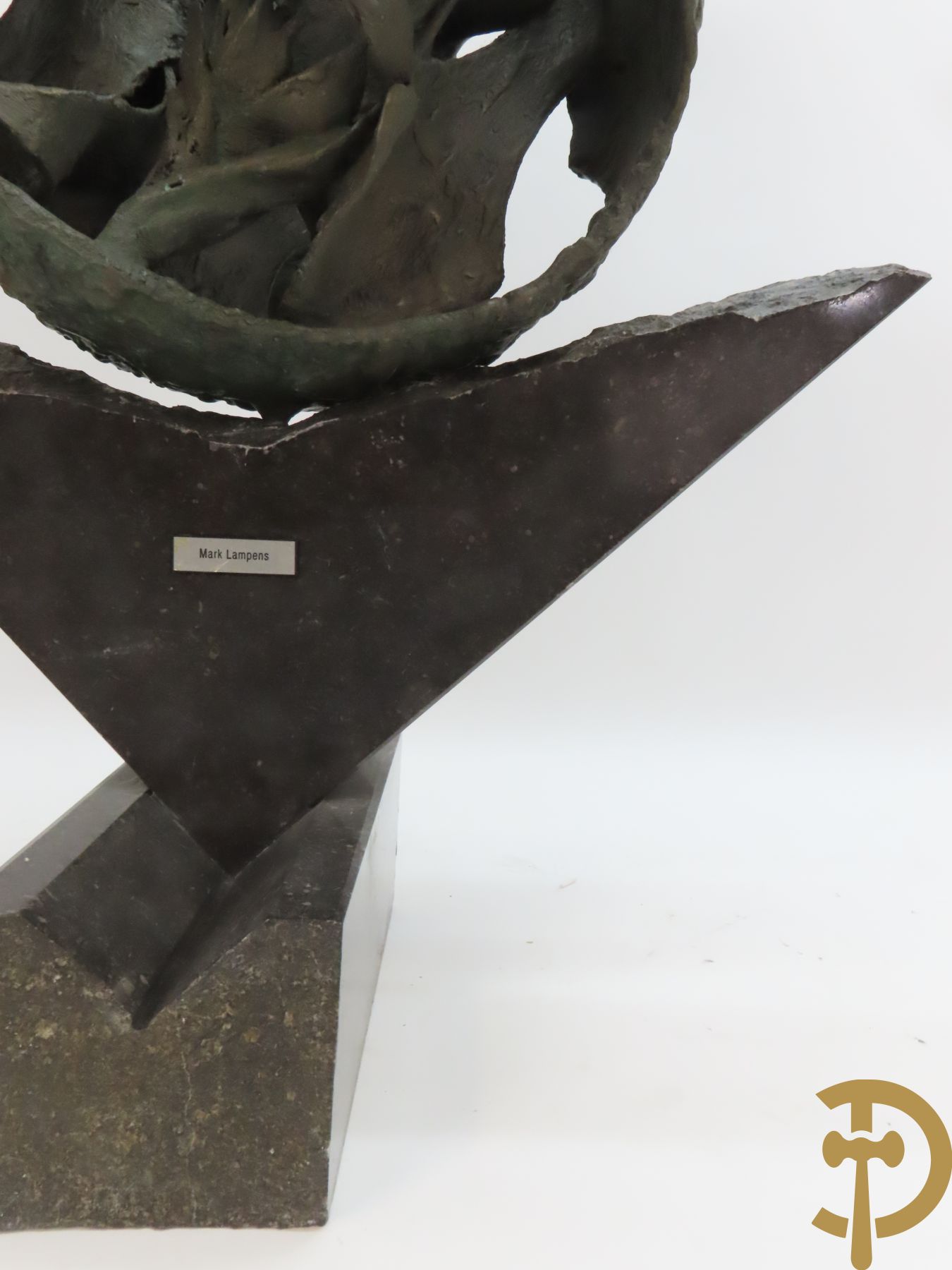 LAMPENS Mark getekend op arduinene sokkel - Kegelvormige bronssculptuur met grillig rolwerk