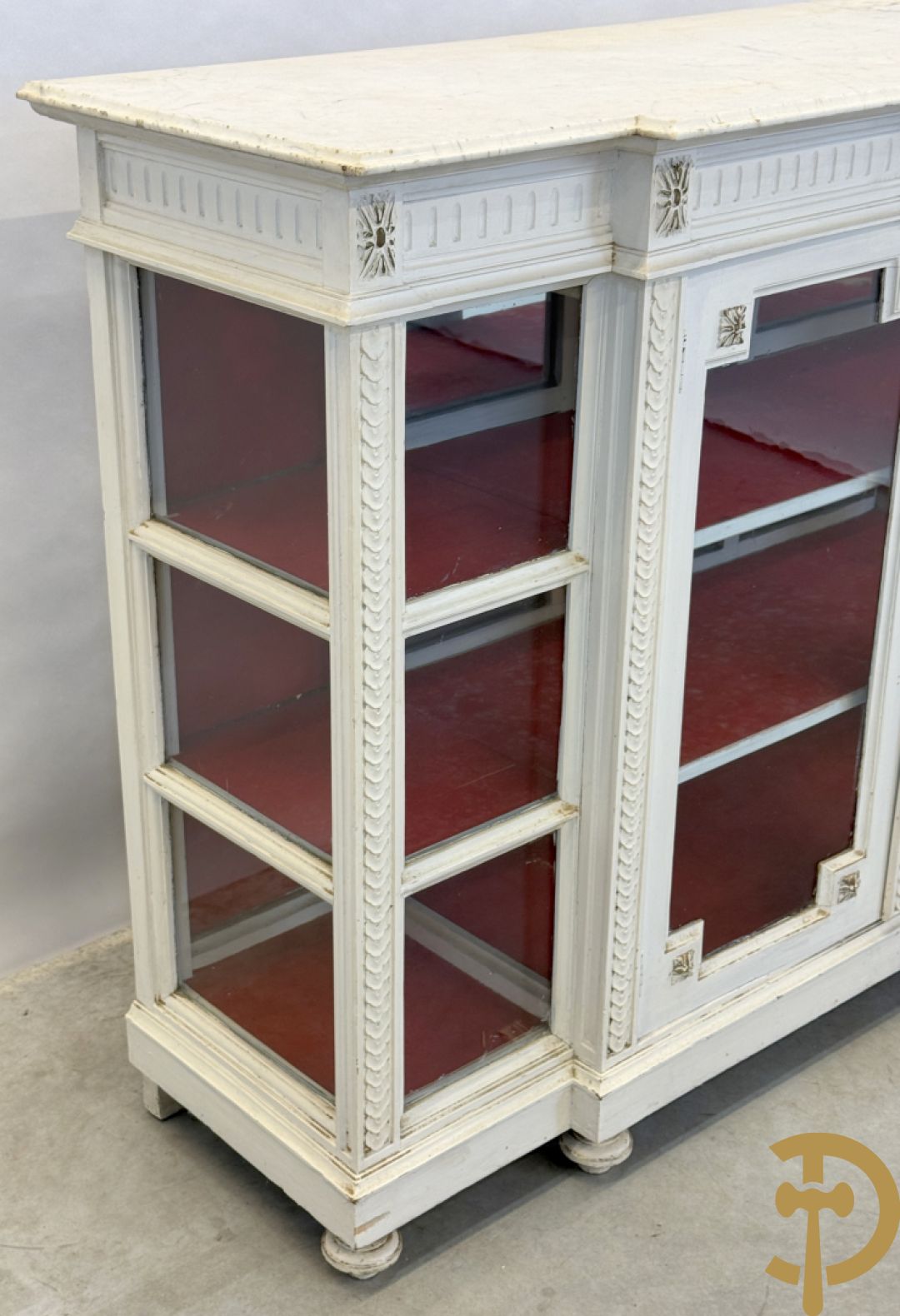 Louis XVI vitrine als toonbank met 2 deuren en 2 zijkanten - met wit marmeren blad