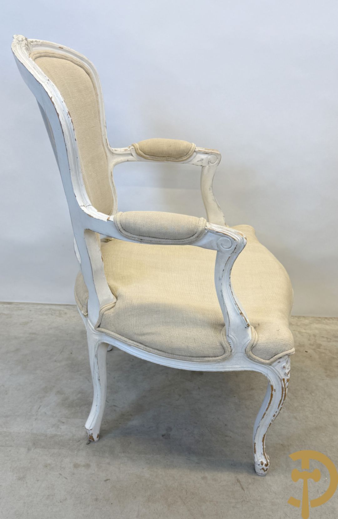 Paar wit gemonochromeerde Louis XV armzetels op voluutvormige poten + 1 andere