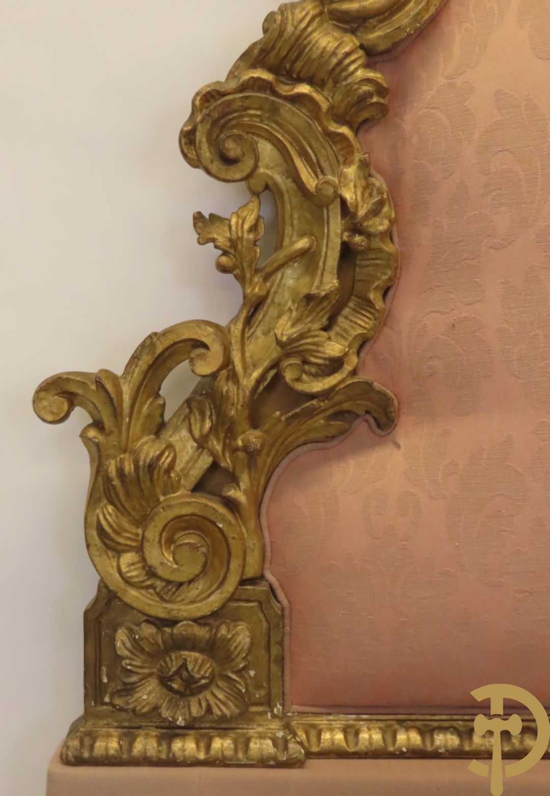 Verguld hoofdeinde van een bed met houten gesculpteerde accanthus- en bloemenranken
