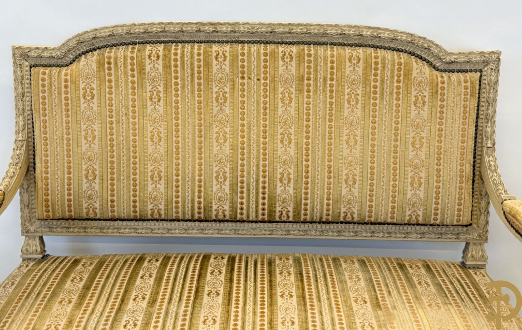 Gemonochromeerd salonensemble met gesculpteerde bladranken bestaande uit canapé, 2 armzetels en 3 stoelen