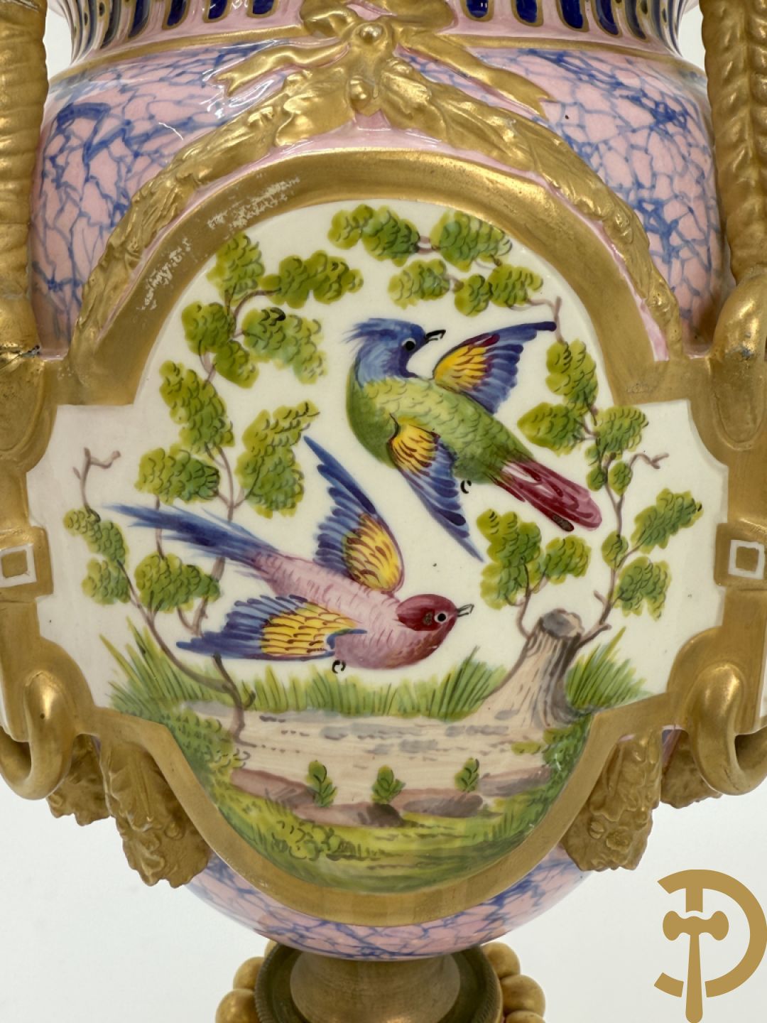Franse porseleinen dekselpotiche bezet met decor van vogelmotieven en Louis XVI strikken, FB gemerkt