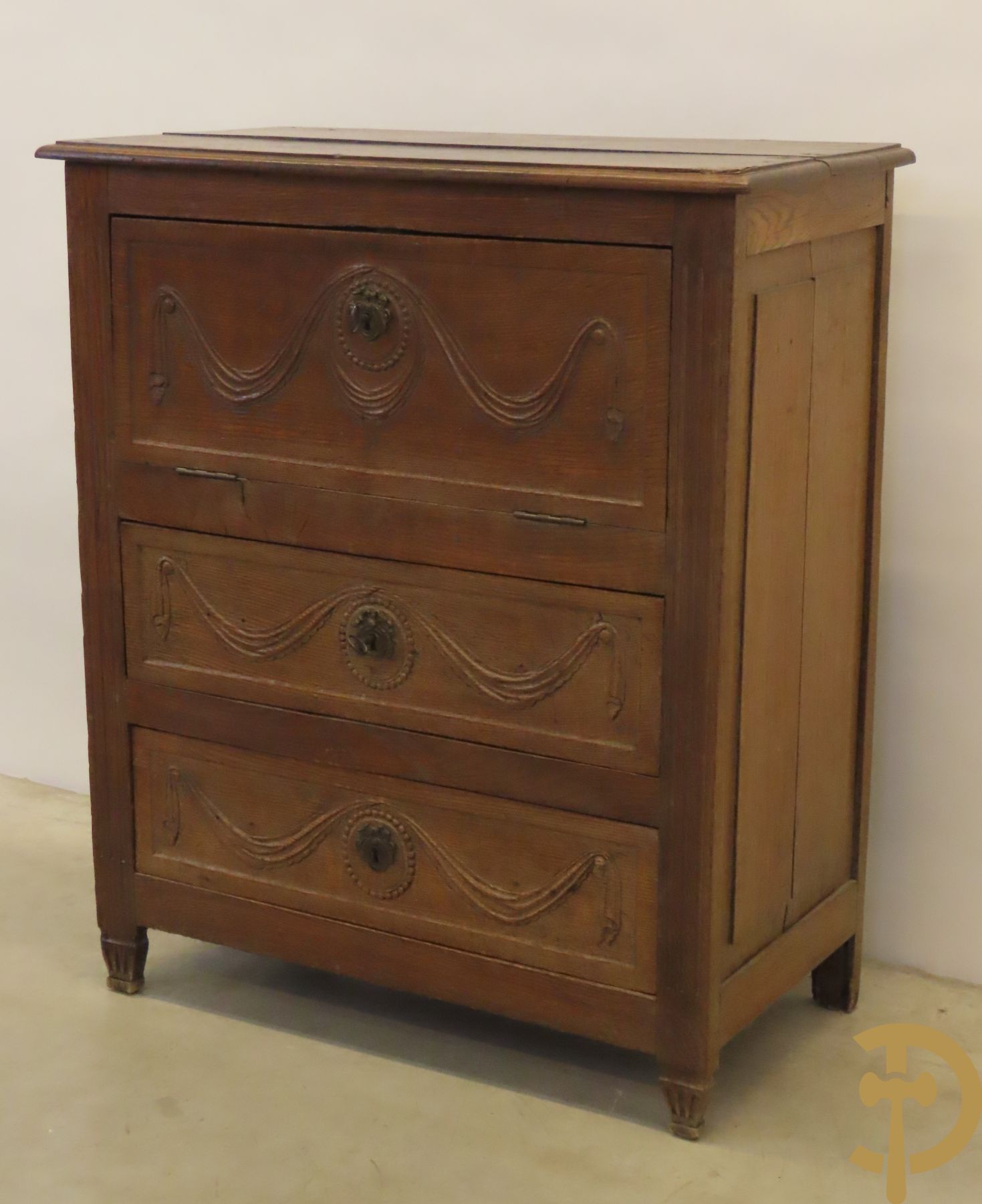 Massief eiken tweeladencommode Louis XVI met bovenaan 3e lade als klep en ingebouwde secretaire