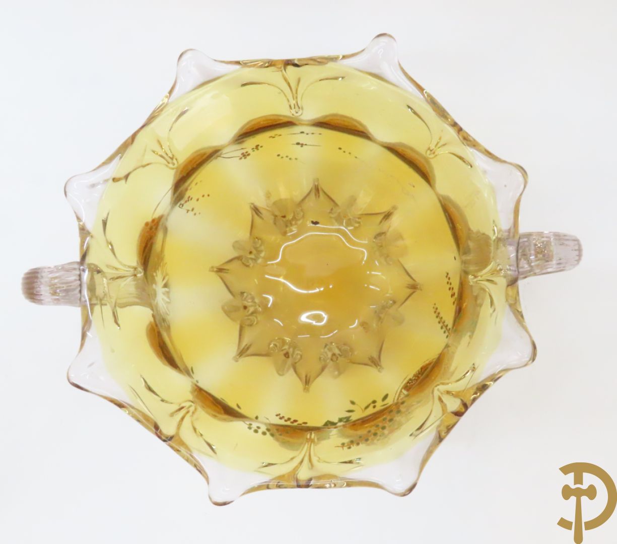 Mongeblazen glazen driestel bestaande uit centrale coupe met 2 oren, zijdelings met 2 eivormige coupes met gekleurd bloemendecor