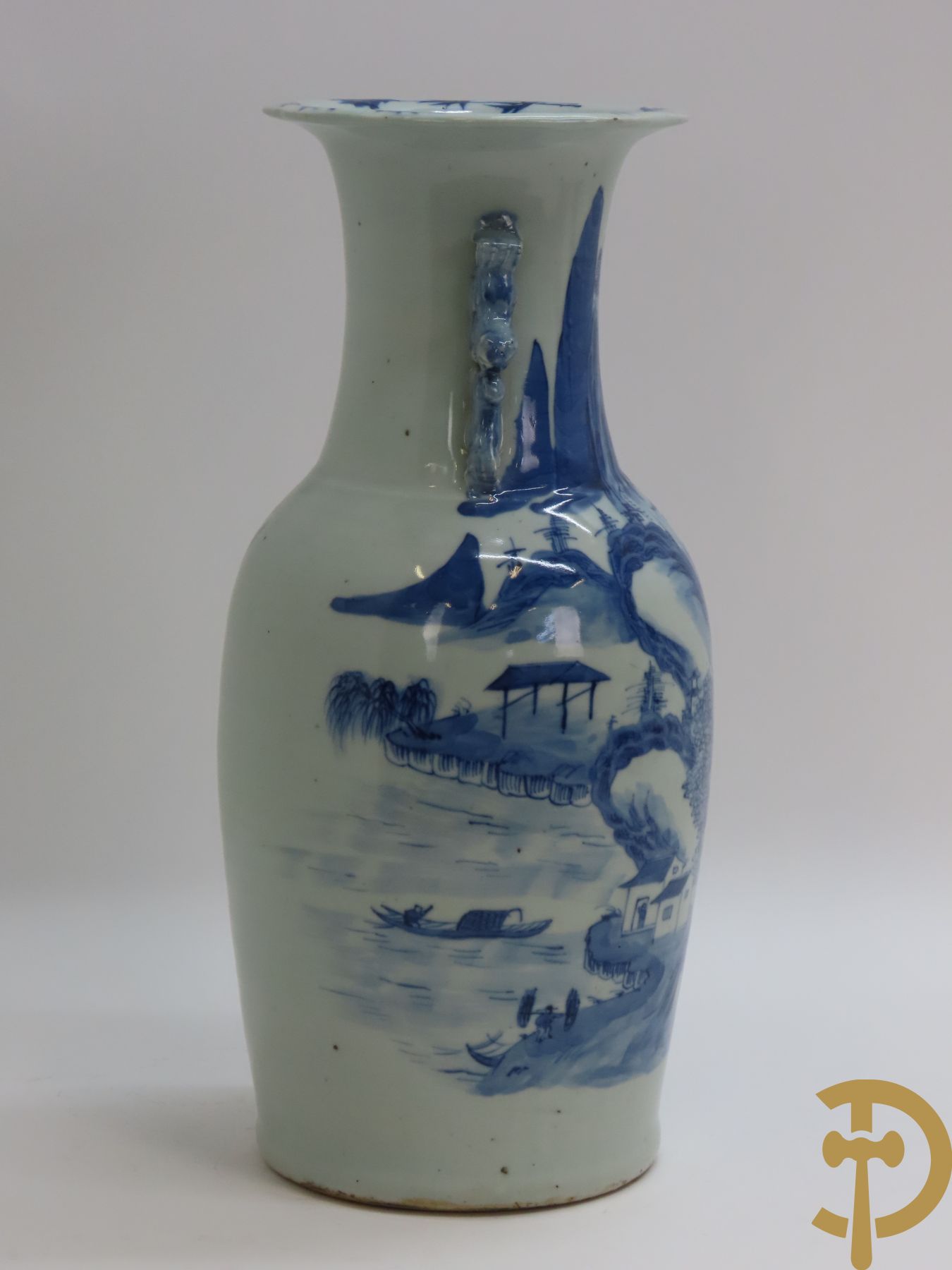 Chinese porseleinen vaas met geanimeerd blauw/wit landschapsdecor en huizenzicht