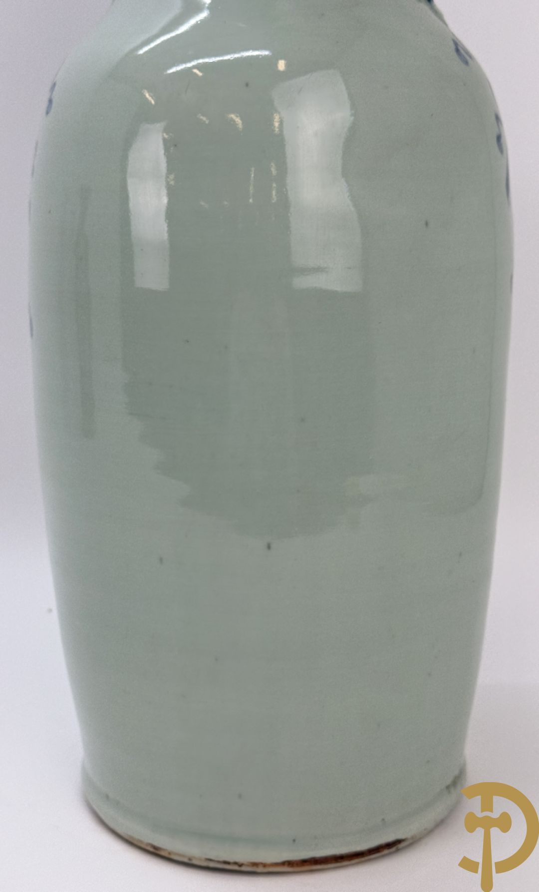 Chinese porseleinen celadon vaas met antiquiteitendecor