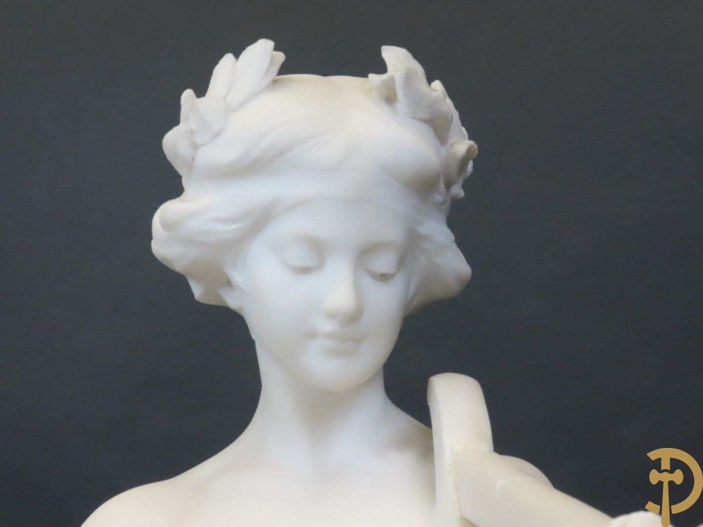 Prof. Fagioli Firenze getekend : Witte marmersculptuur van zittende dame met ontblote boezem met muziekinstrument