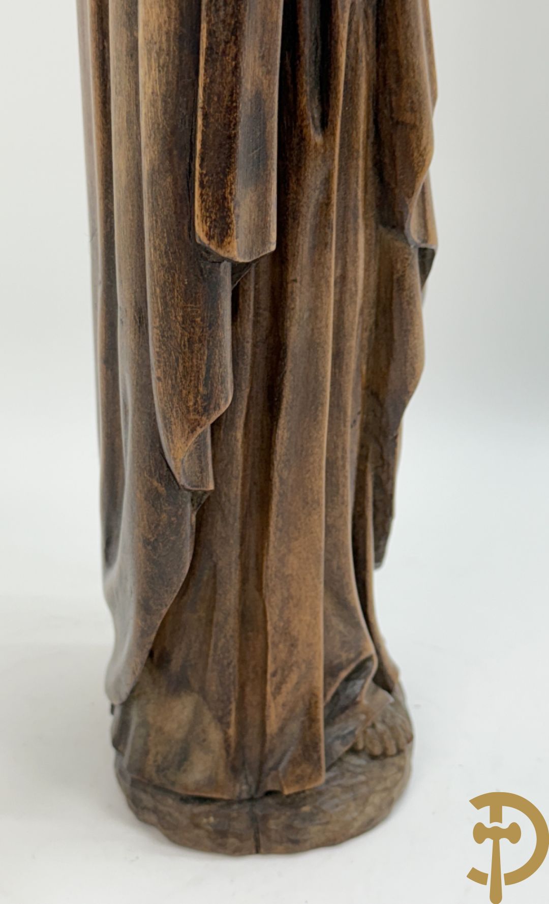 Houtsculptuur van evangelist met boek in de hand