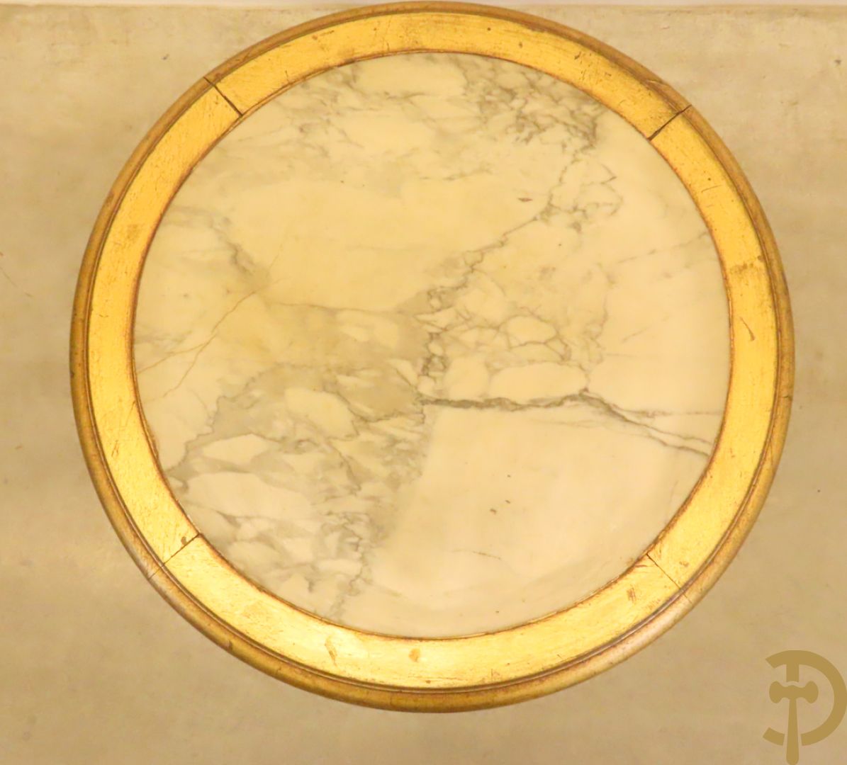 Vergulde bijzettafel met marmeren blad op 4 gecanneleerde poten