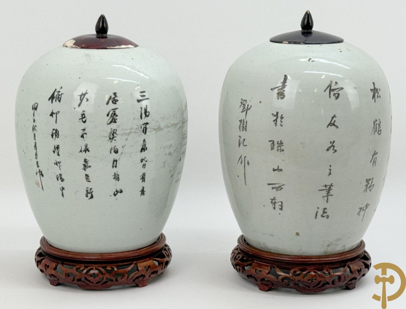 Twee Chinese porseleinen dekselpotiches met dieren- en bloemendecor