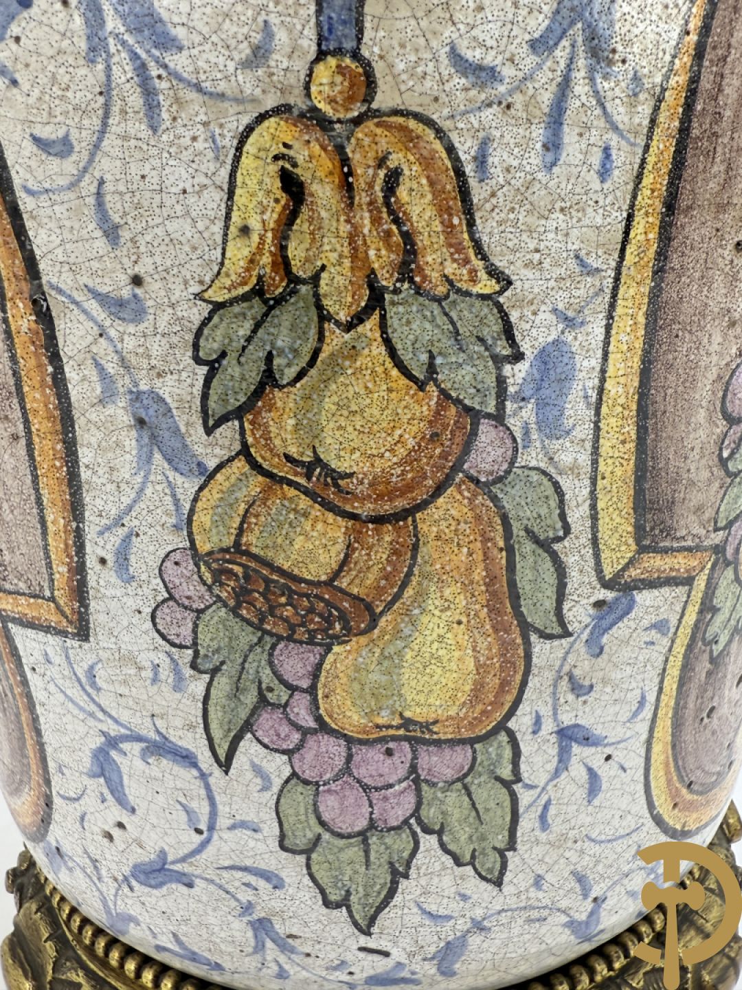 Dekselpotiche met decor van cupido in cartouche en bezet met bronzen ornamenten