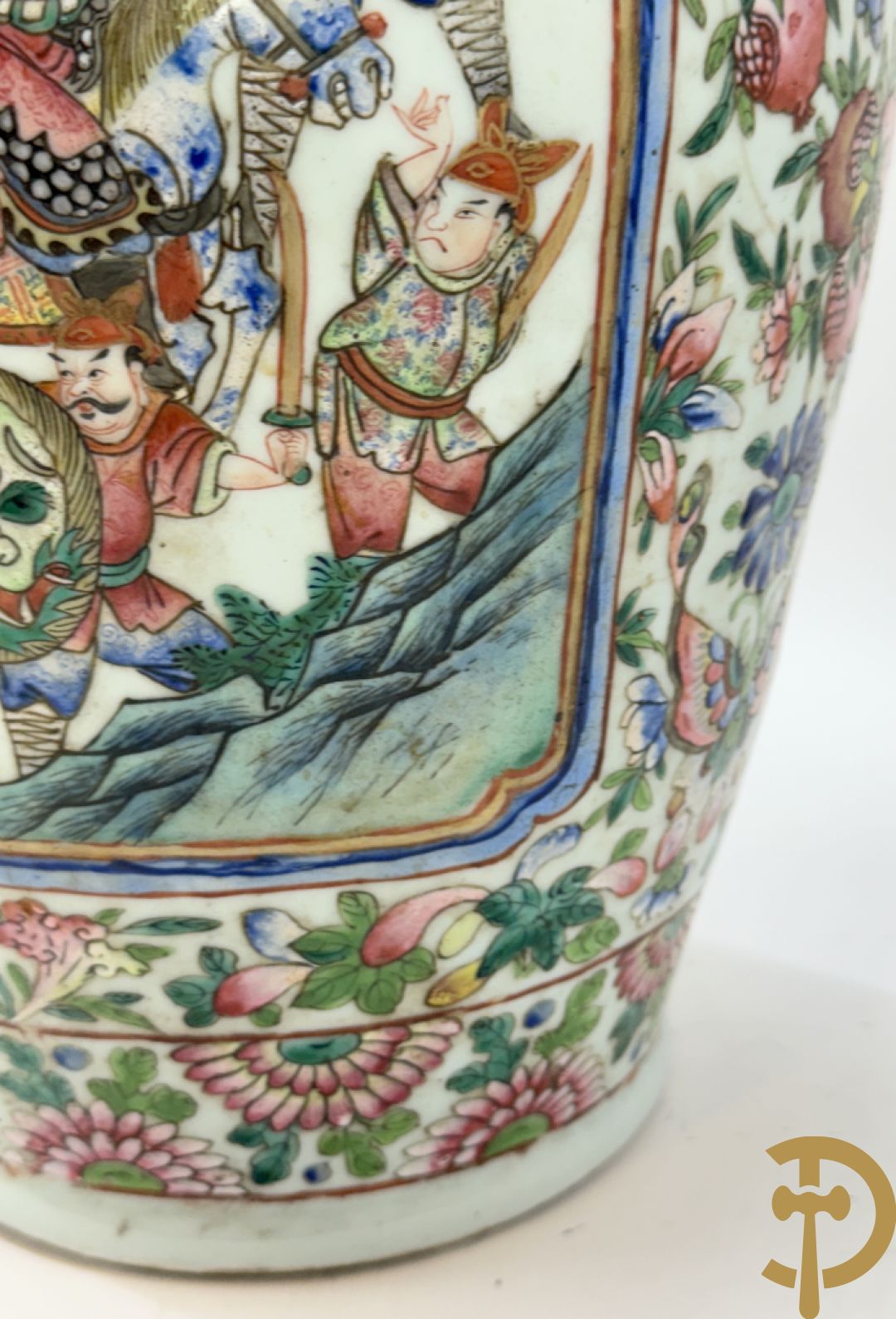 Chinese porseleinen vaas met geanimeerd krijgerdecor en vogeltaferelen