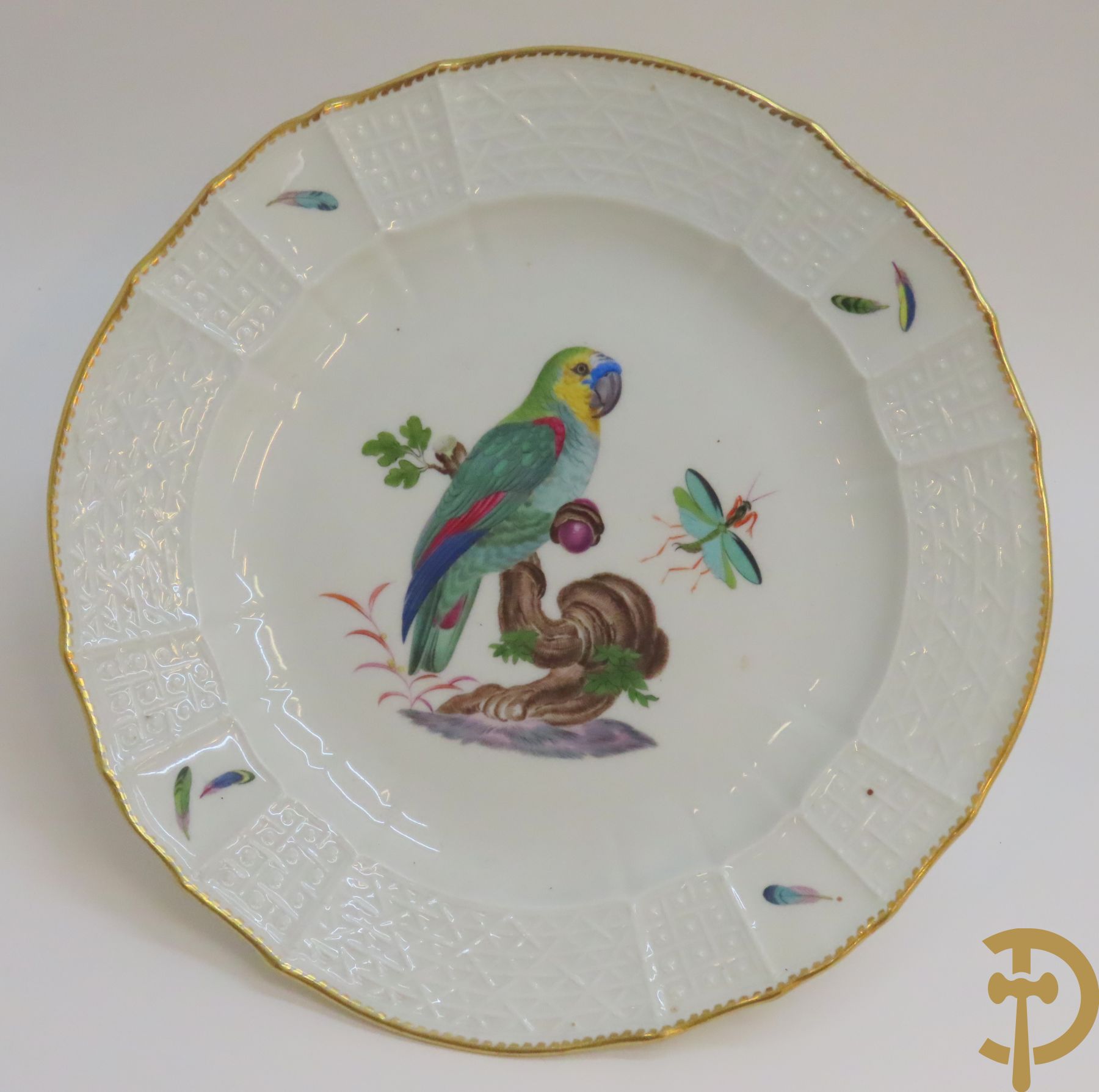 Zes porseleinen borden onder gemerkt met zwaarden / Meissen : 1 bord met stadstafereel, 1 verlucht bord met drakendecor, 1 bord met vogeldecor, 1 met bloemen en 2 met bloemendecor omgeven door vergulde rand