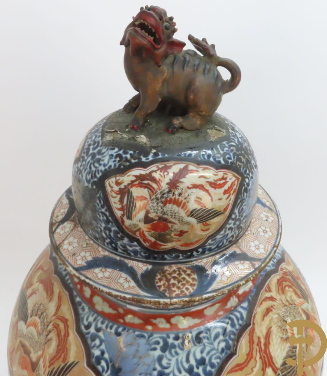 Grote Japanse Imari dekselpotiche bezet met fo hond en natuurtaferelen