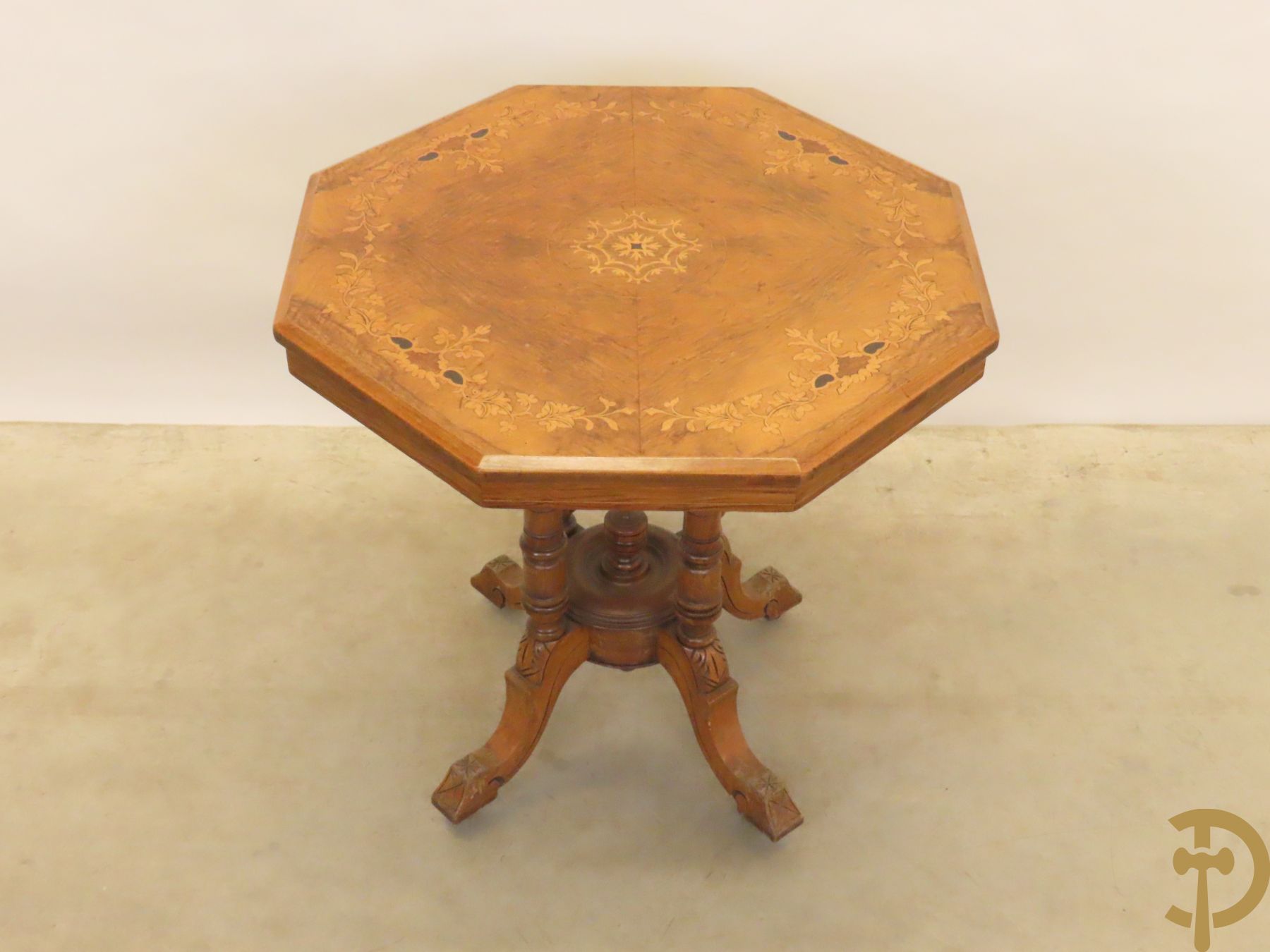 Achthoekige bijzettafel met marqueterie op vierpikkel