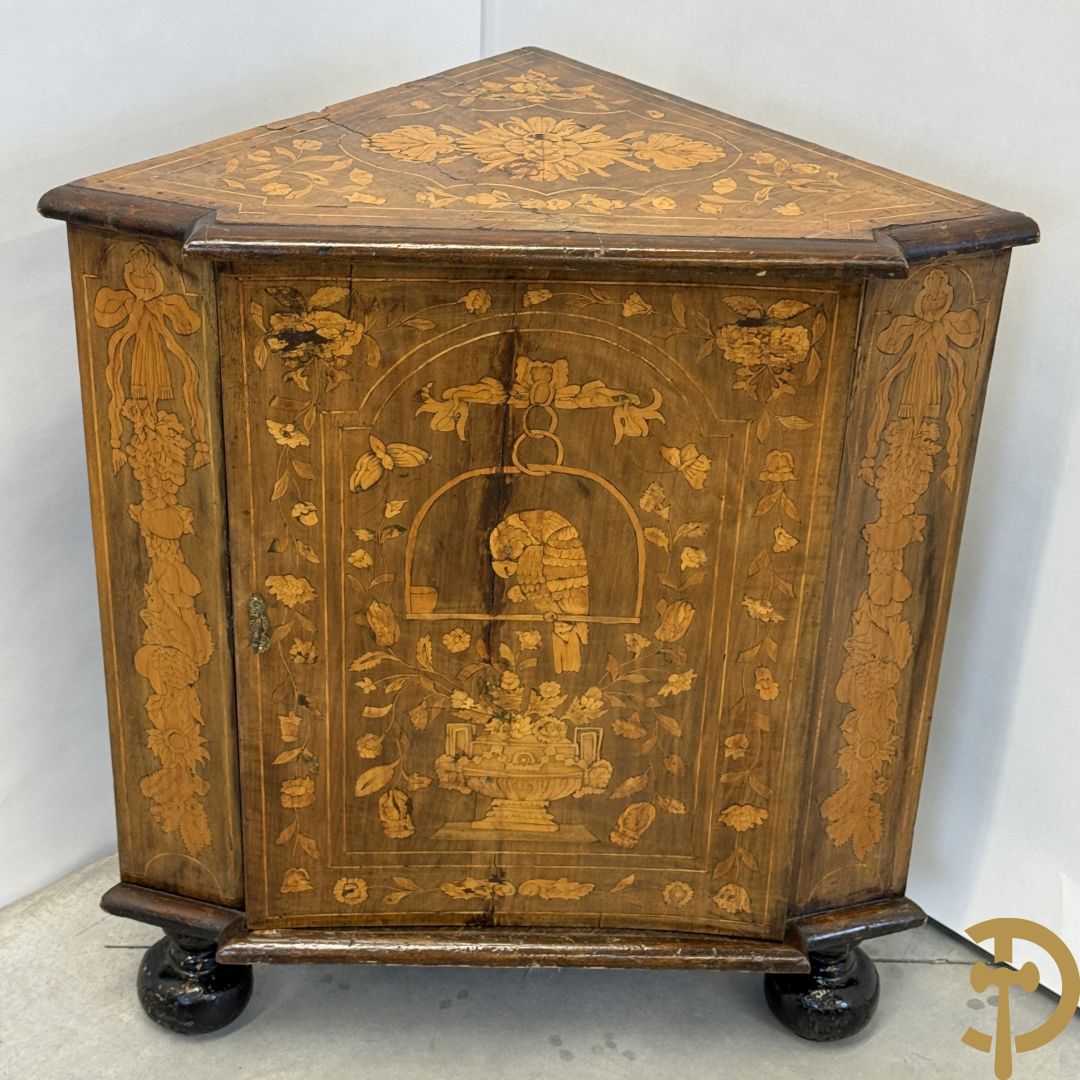 Hollandse ééndeurs hoekkast met gemarketteerd bovenblad met bloemenmotieven- deur met amfoor,  bloemen en bovenaan met papegaai