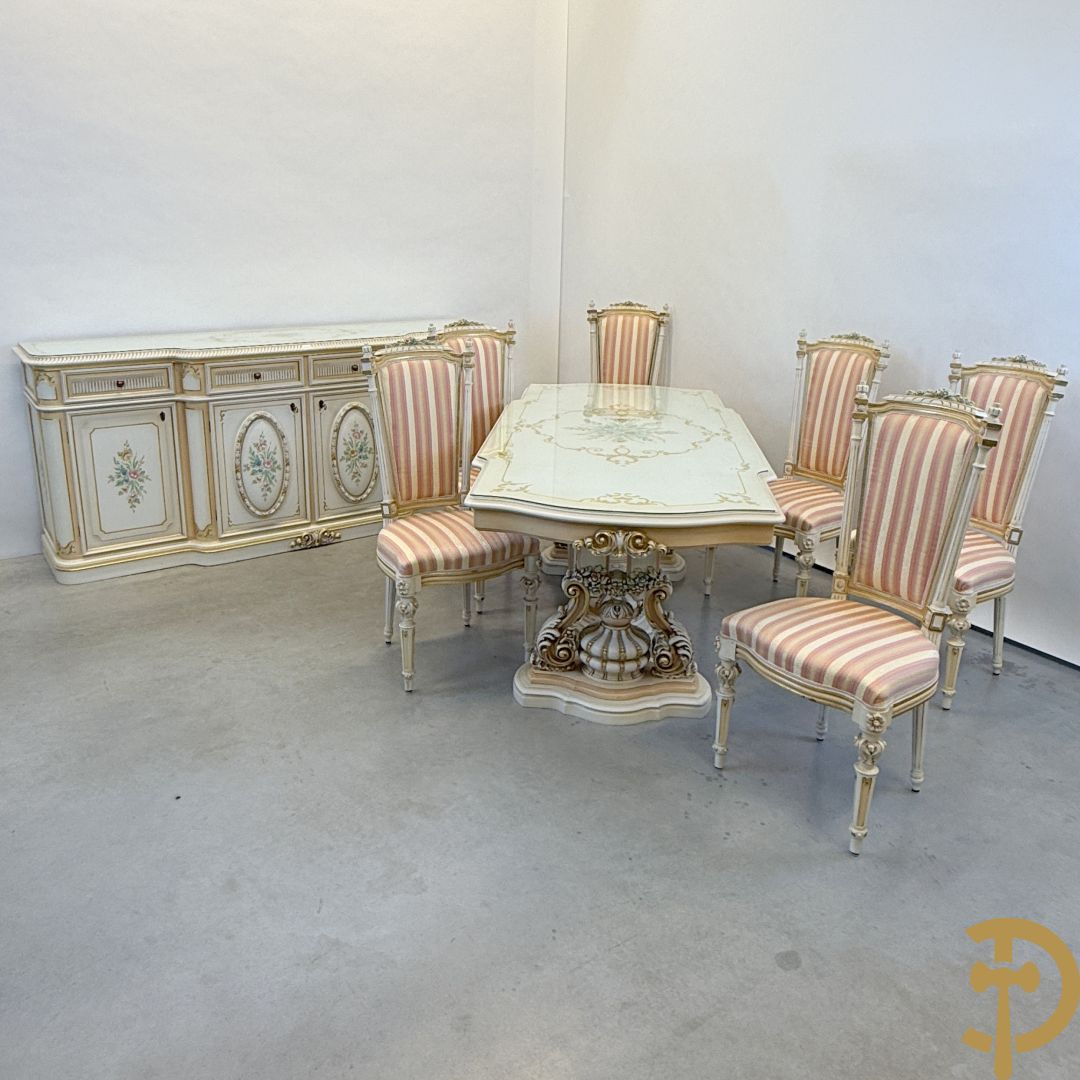 Italiaanse eetkamer met beschilderd bloemenmotief bestaande uit vierdeursdressoir met beschilderde bloemenmotieven, accanthusranken en glazen blad, tafel op gesculpteerde poten en 6 stoelen