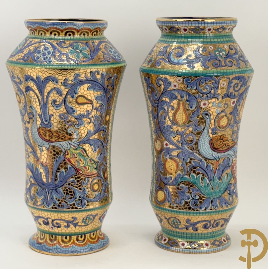Twee Italiaanse vazen met verguld decor van personages en bloemenranken, Maioliche Deruta Italy 10005/45 en 10005/47