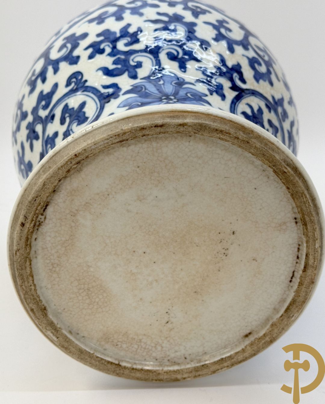 Paar Chinese dekselpotiches in blauw wit porselein met bloemendecor en accanthusranken