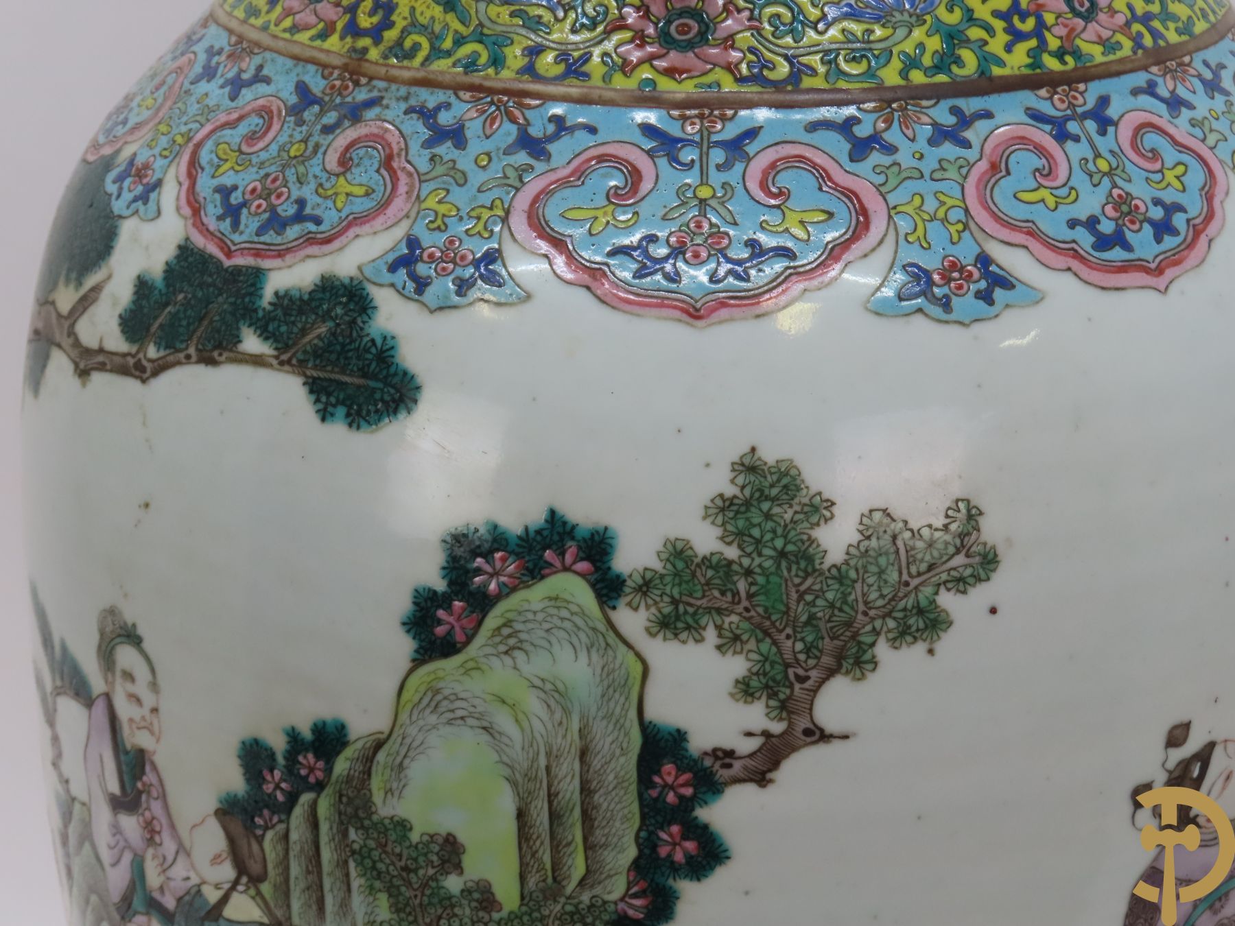 Chinese porseleinen vaas met doorlopend landschap met wijsgeren, dames en hoogwaardigheidsbekleders, onderaan gemerkt