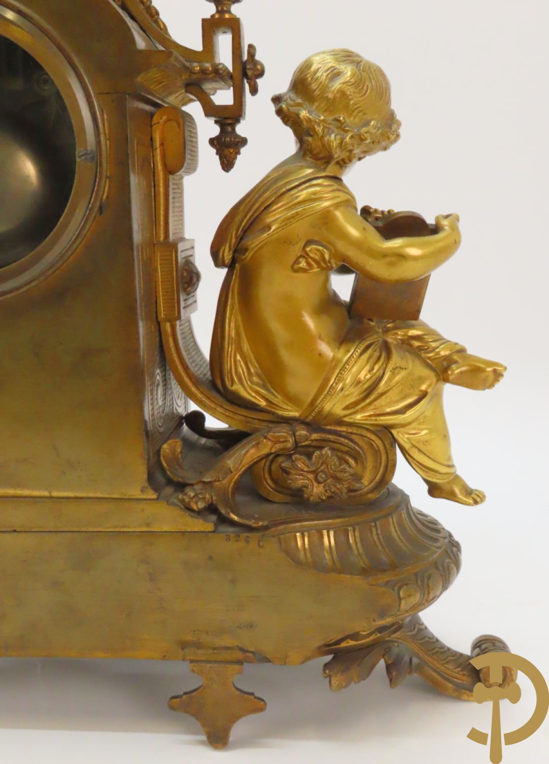 Driedelige bronzen garnituur bezet met Sèvres porselein bestaande uit pendule geflankeerd door paar cupido