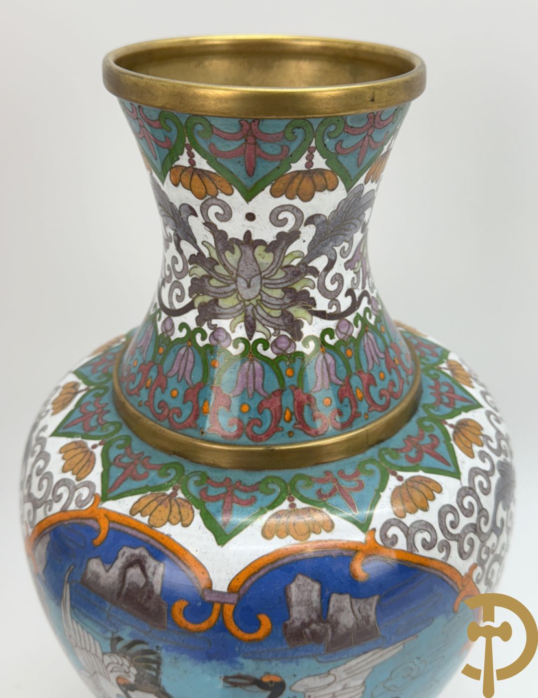 Paar cloisoné vazen met decor van vogels en bloemen op bijhorende zwarte sokkels