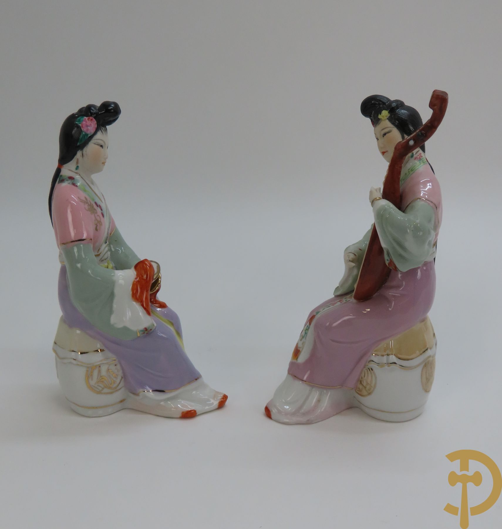 Twee porseleinen Japanse bloempothangers met geanimeerd landschapsdecor + 2 porseleinen Aziatische musicerende dames + steensculptuur met goudpoeder + blauw/wit theekannetje