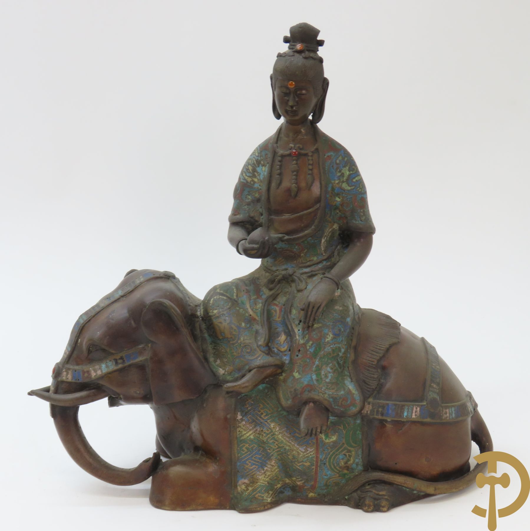 Aziatische bronzen zittende geisha op olifant met cloisoné techniek afgewerkt