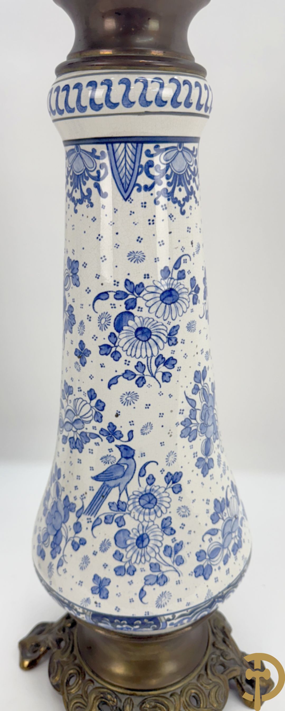 Driedelige garnituur met faience in Delftse stijl en bezet met koperen Jugendstil kandelaars, rond 1900