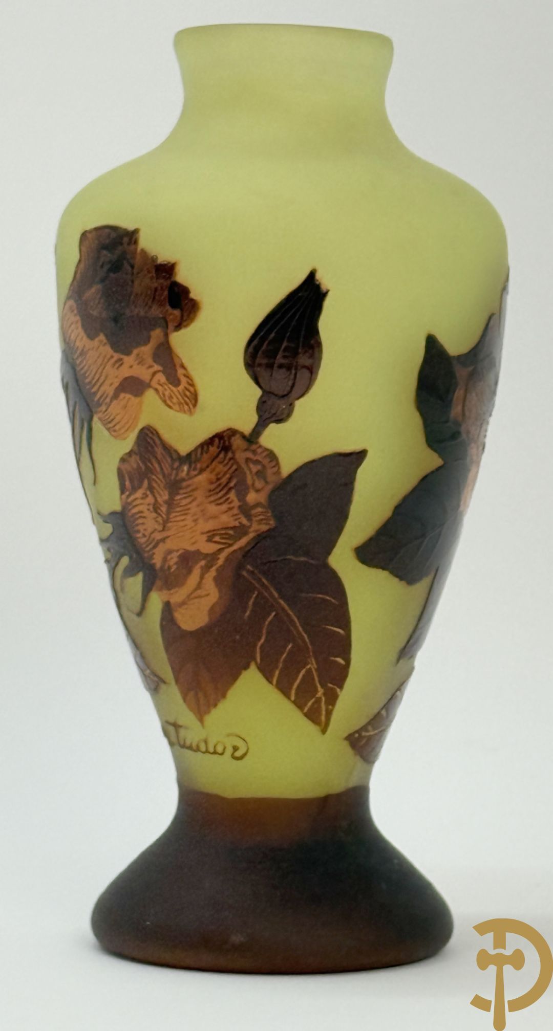 Vaas in glaspasta met gestyleerd bloemendecor, gemerkt Tudor