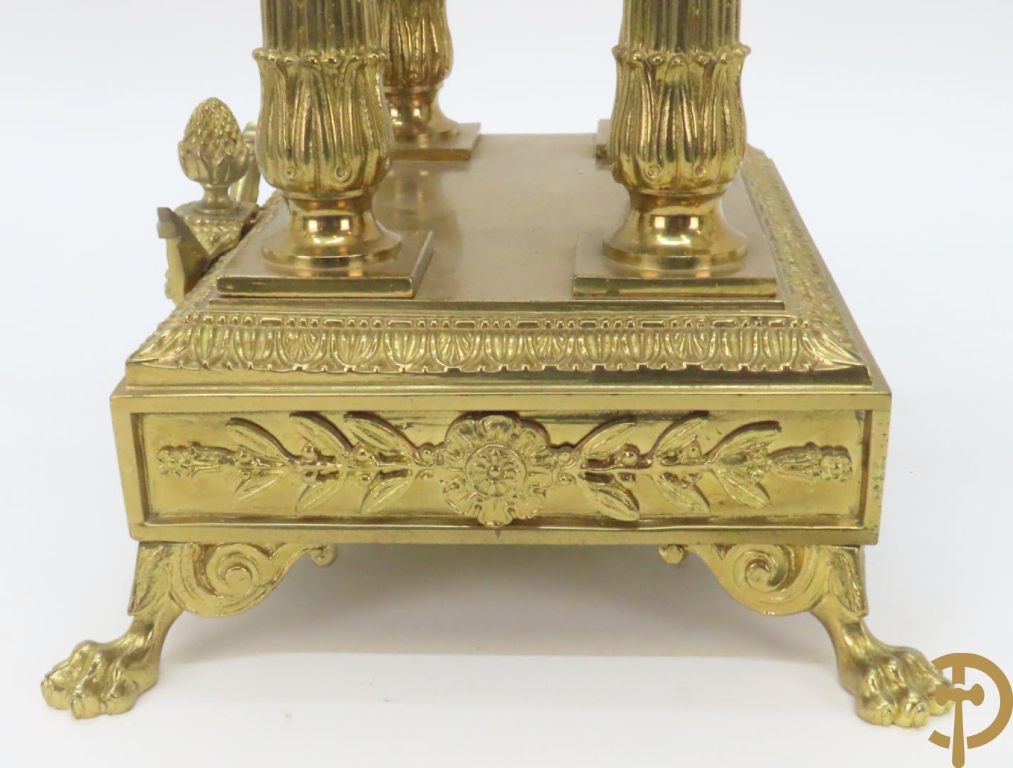 Driedelige bronzen garnituur bestaande uit middenstuk met 4 gecanneleerde zuilen en adelaar bezet + paar kandelaars