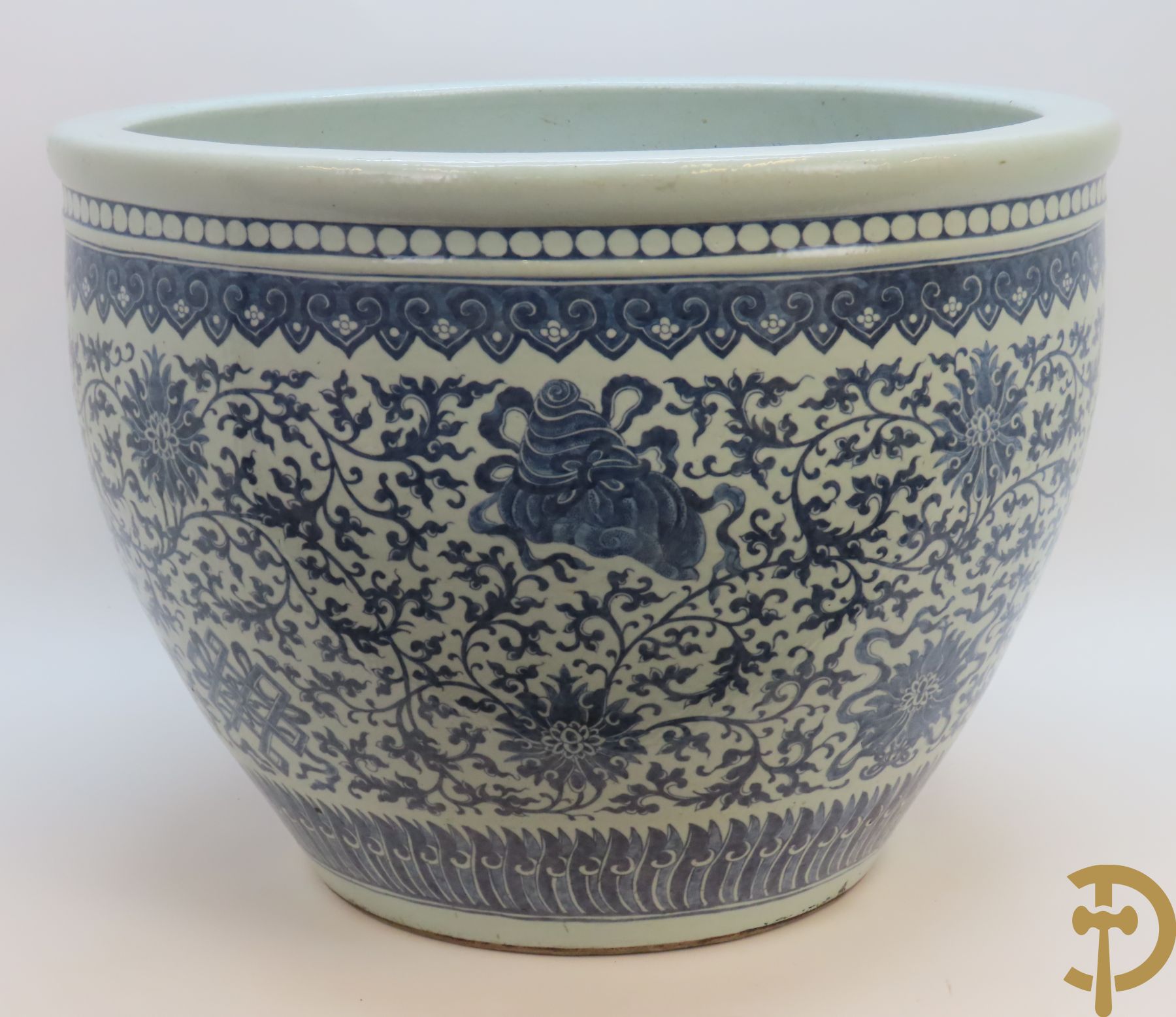 Chinese porseleinen blauw - witte viskom of grote cachepot met lotusslingers, Qian Long 19e