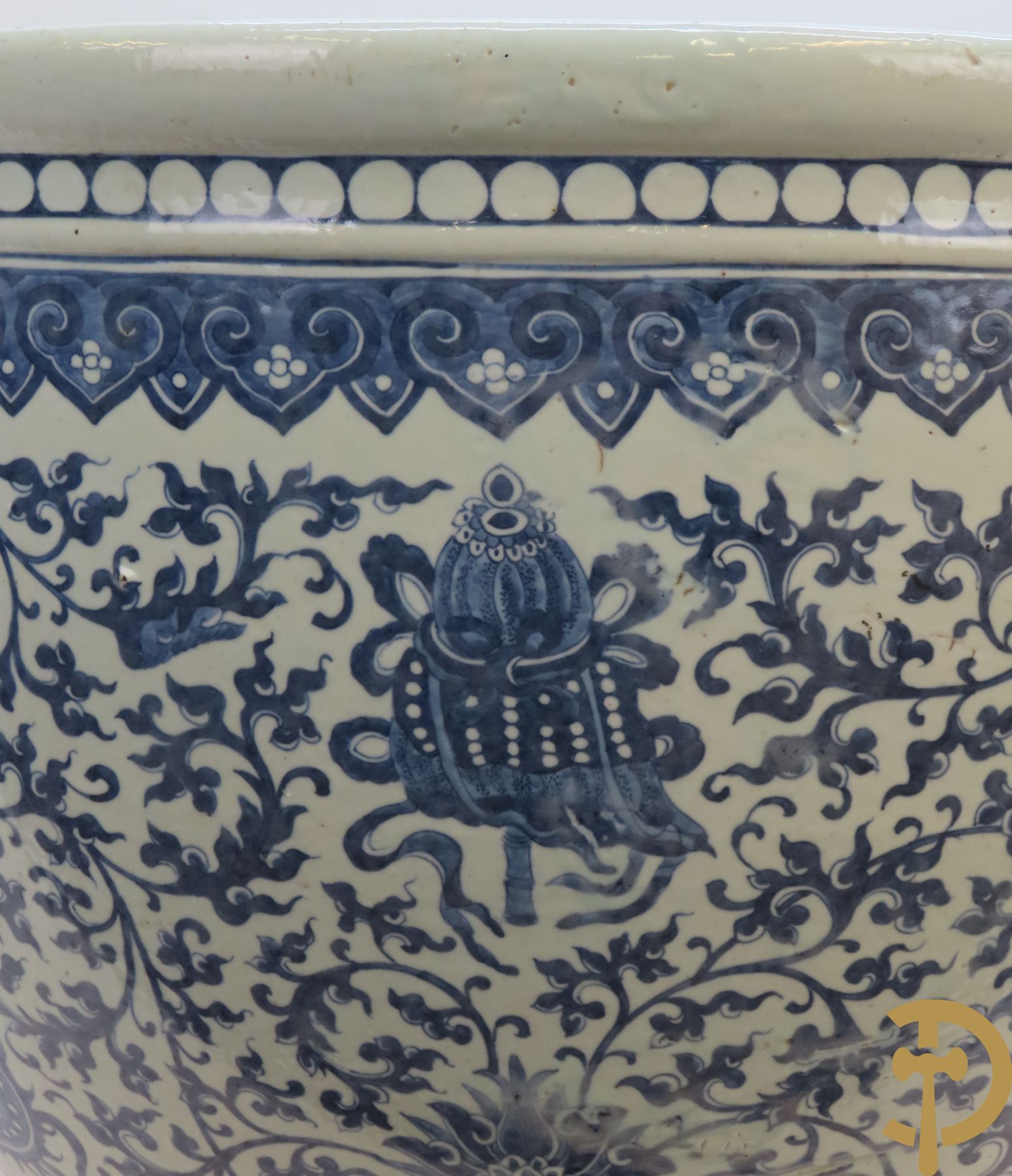 Chinese porseleinen blauw - witte viskom of grote cachepot met lotusslingers, Qian Long 19e