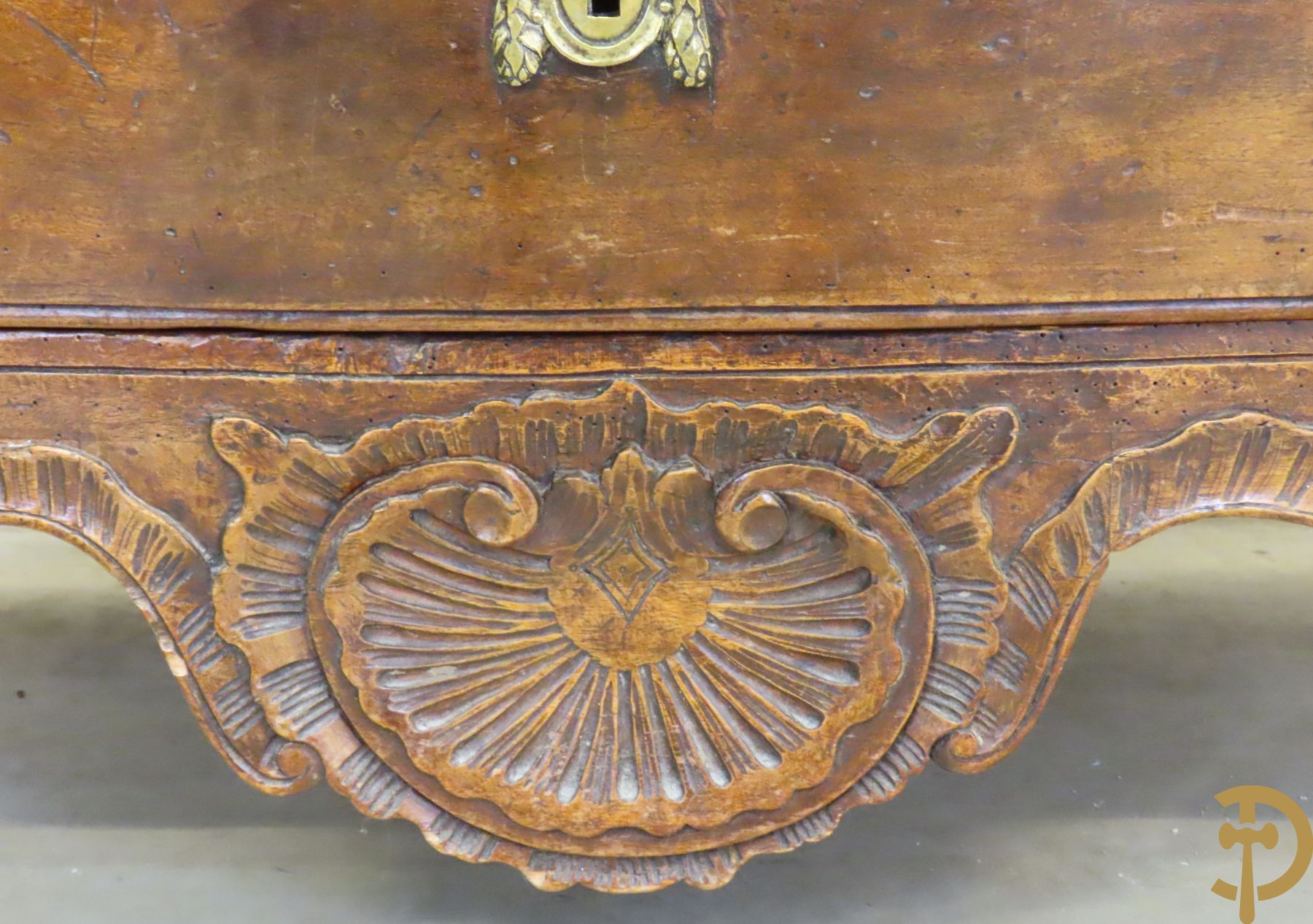 Notelaren orgelgebogen drieladencommode met afgeronde zijkanten, Louis XIV stijl