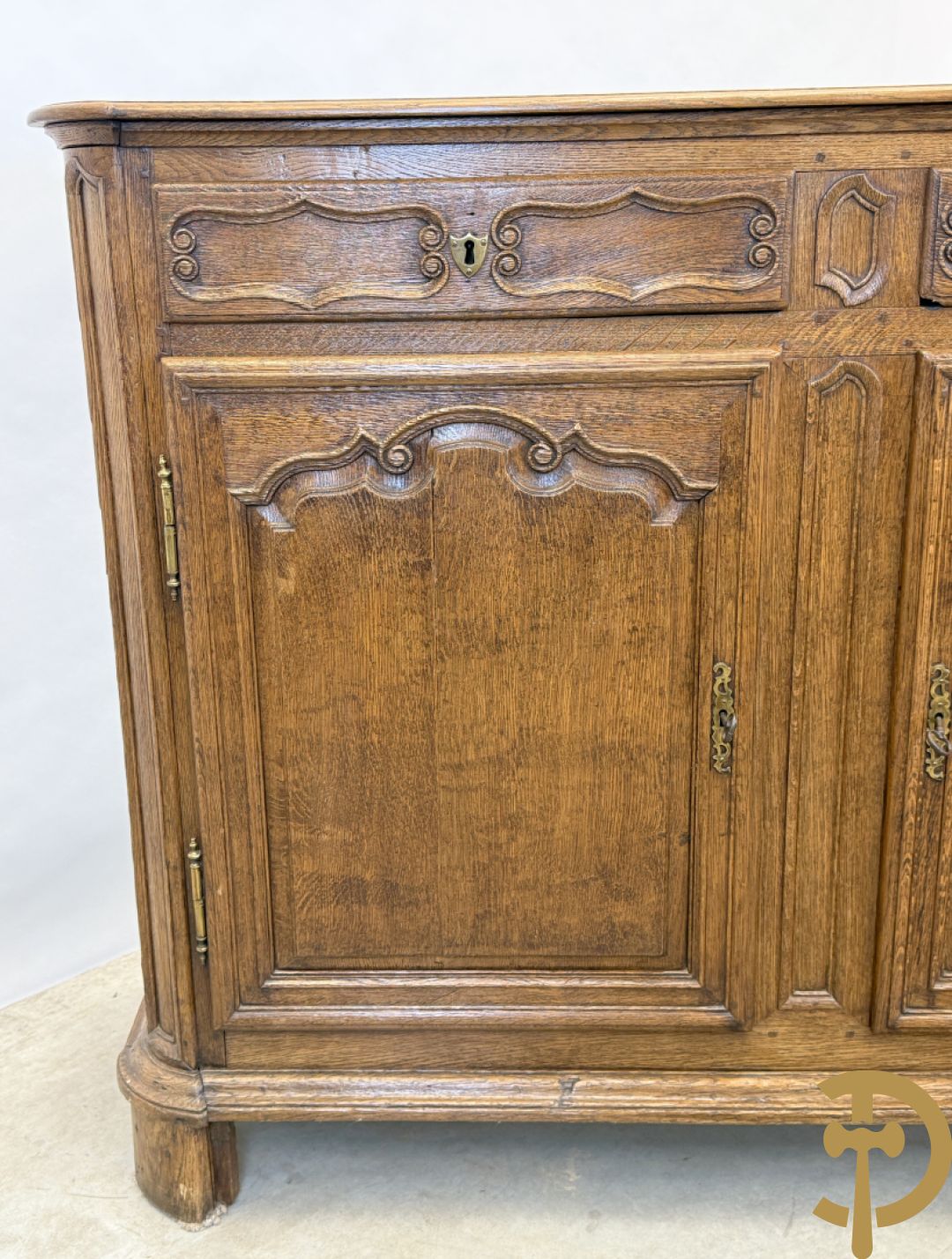 Eiken dressoir met 4 deuren, 4 lades en afgestoken Louis XV panelen