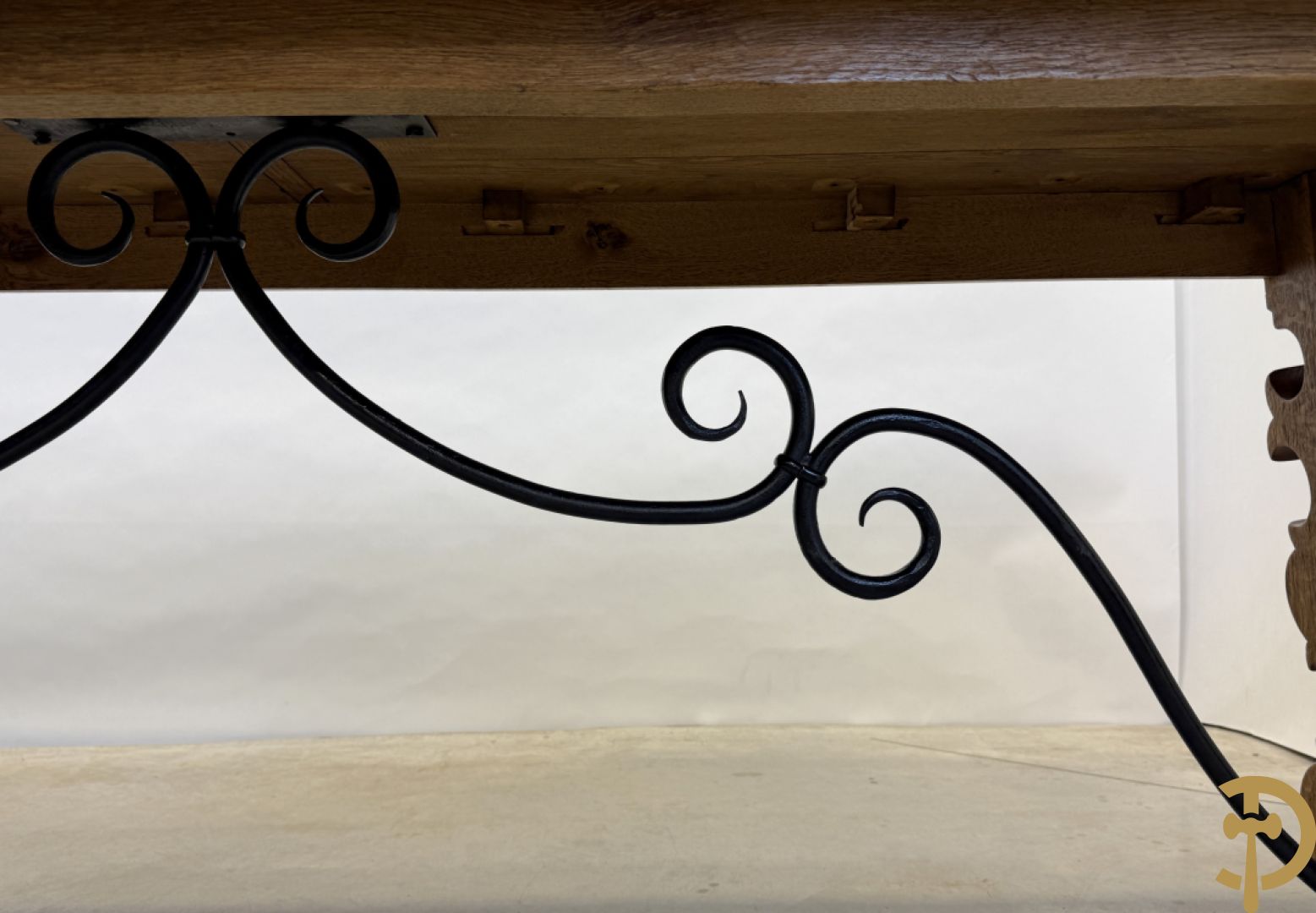 Massief eiken tafel met wangen en smeedijzer verbonden + 6 hoogleunige stoelen + 2 armzetels