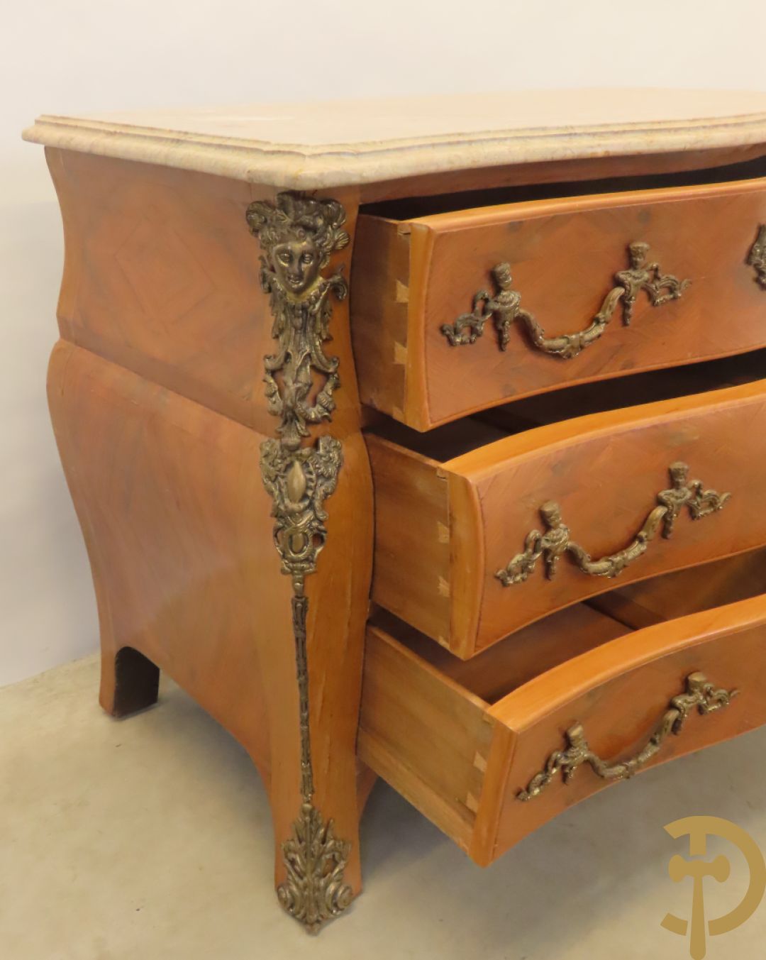 Notelaren gebombeerde drieladencommode met bronsbeslag en mazarinkoppen opzij - bovenaan met marmeren blad