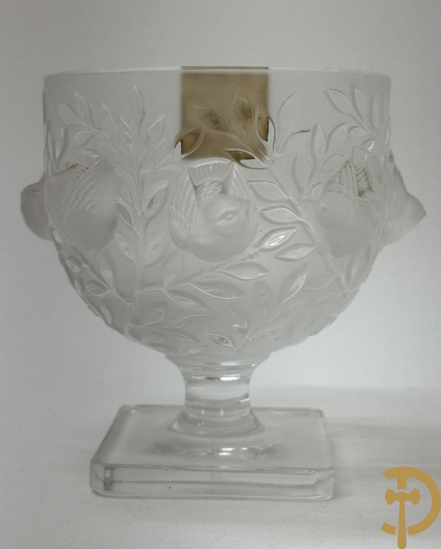 Coupe van glaspasta met vogel- en bloemendecor, Lalique France getekend