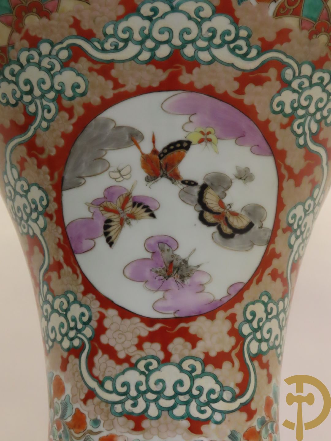 Japanse porseleinen waaiervaas met decor van geisha en krijger, bovenaan met florale motieven